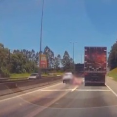 imagem de momento em que Uma mulher de 33 anos morreu atropelada por um caminhão após cair da motocicleta que dirigia na BR-116, em Curitiba