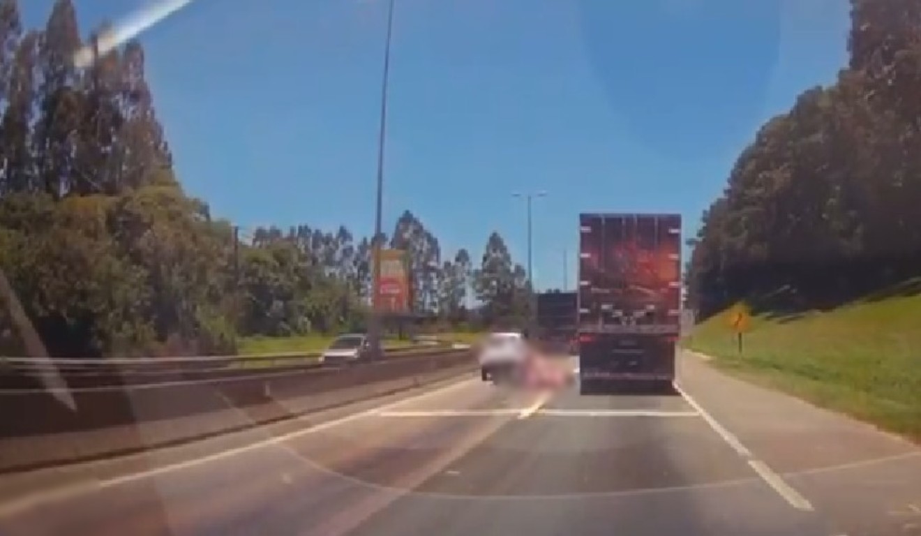 imagem de momento em que Uma mulher de 33 anos morreu atropelada por um caminhão após cair da motocicleta que dirigia na BR-116, em Curitiba