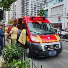 Ambulância no local onde mulher foi morta atropelada por ônibus em Curitiba