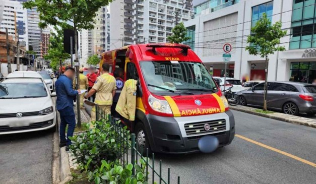Ambulância no local onde mulher foi morta atropelada por ônibus em Curitiba