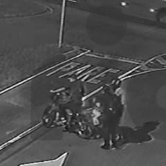 Momento em que mulher tem motocicleta roubada por dois homens