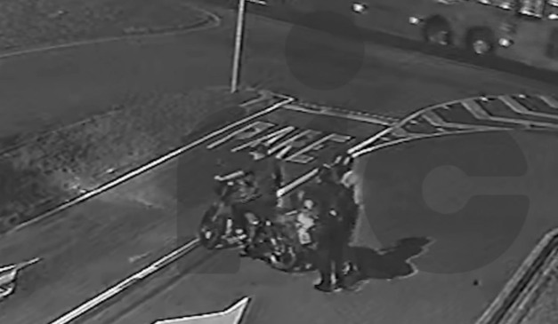 Momento em que mulher tem motocicleta roubada por dois homens