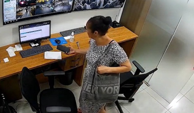 imagem de mulher roubando celular no hemocentro