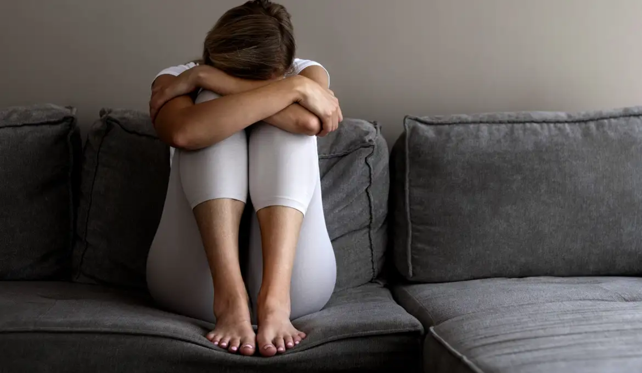 Imagem ilustrativa de uma mulher triste.