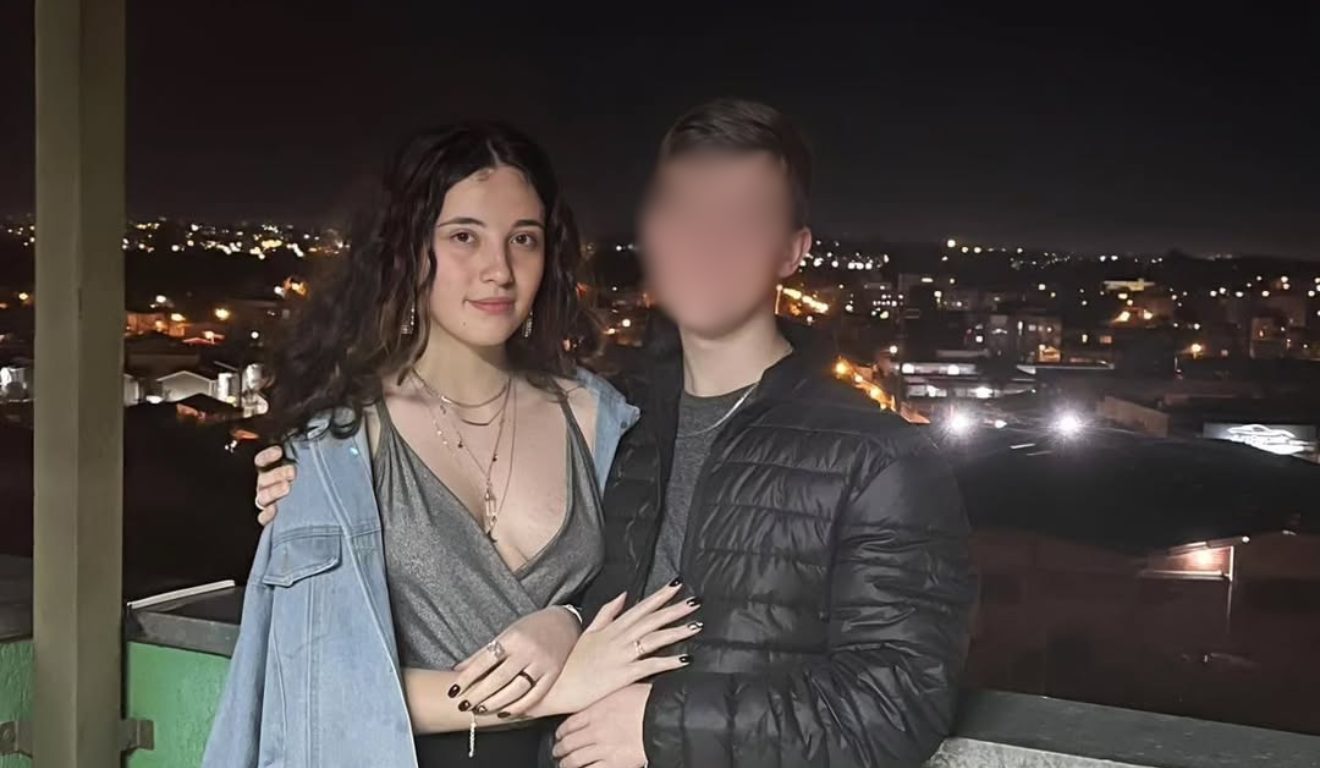 Julia Nadhyany Alves Pinheiro em foto com o namorado em uma noite