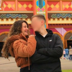 Julia Nadhyany Alves Pinheiro em foto abraçada com o namorado no Beto Carreiro