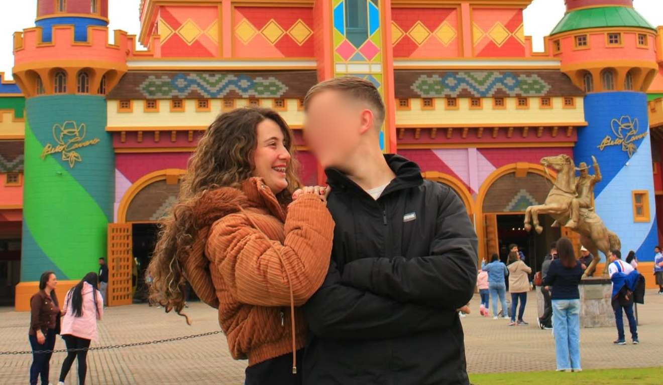 Julia Nadhyany Alves Pinheiro em foto abraçada com o namorado no Beto Carreiro