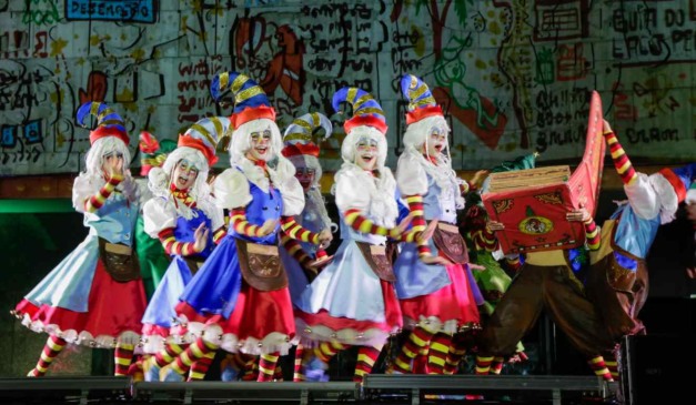 Personagens durante a abertura oficial do Natal de Curitiba