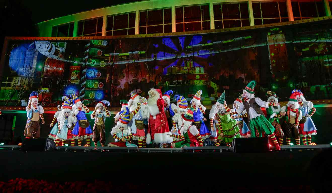 Apresentação de Natal em palco montado na Praça Santos Andrade
