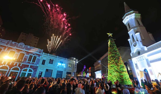Multidão em frente a árvore de natal gigante no Largo da Ordem, em evento do Natal de Curitiba
