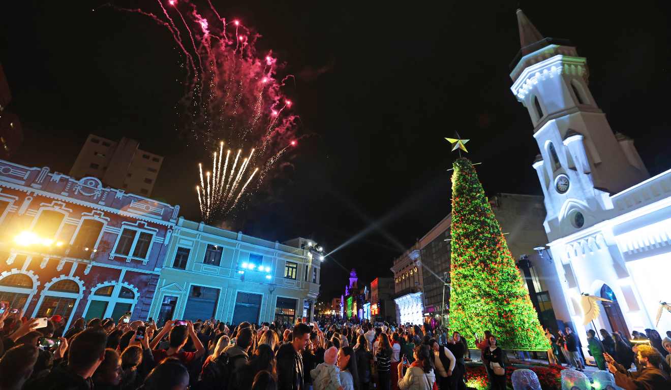 Multidão em frente a árvore de natal gigante no Largo da Ordem, em evento do Natal de Curitiba