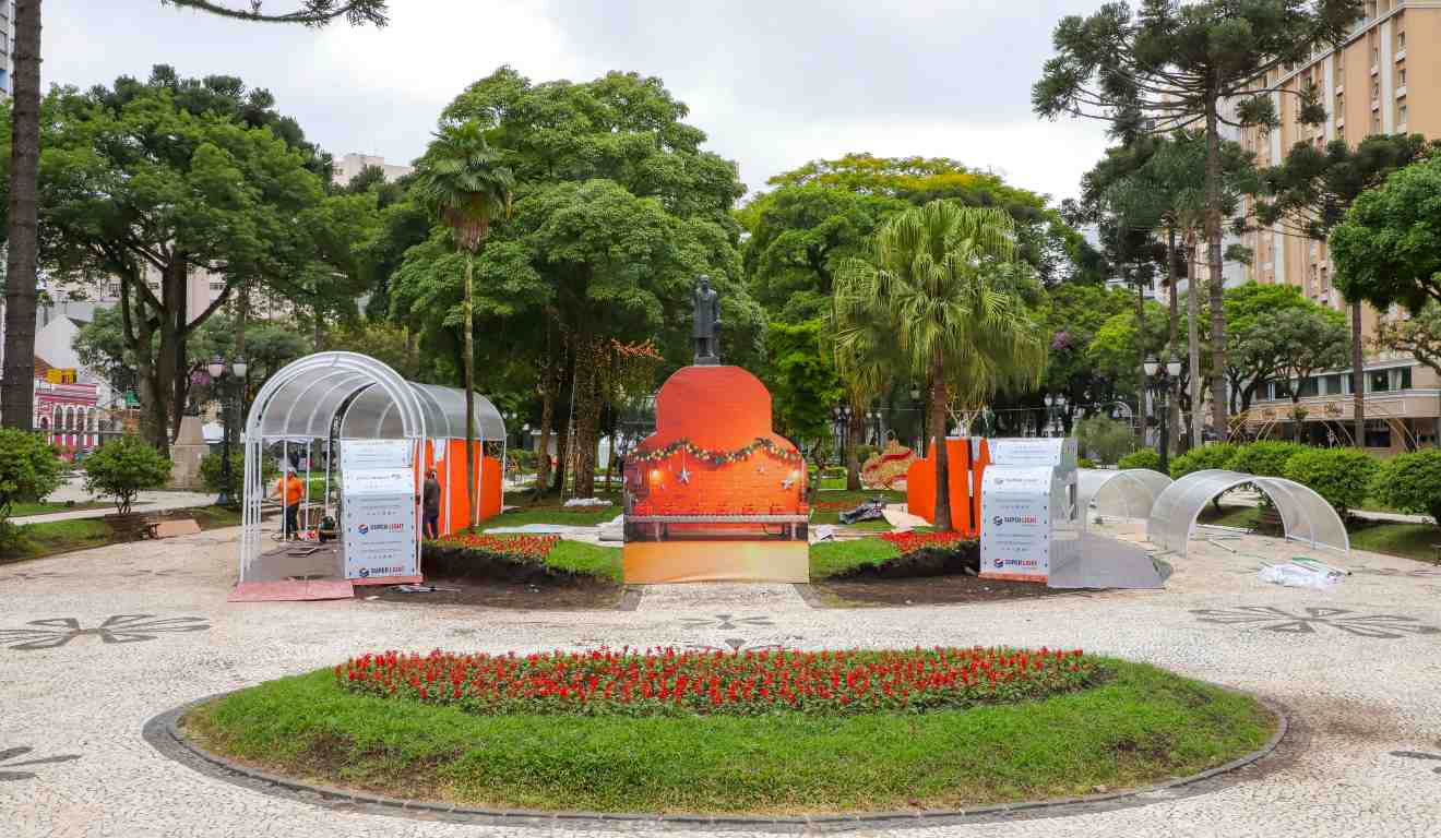 Praça Santos de Andrade.