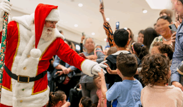Papai Noel brincando com crianças no Jockey Plaza