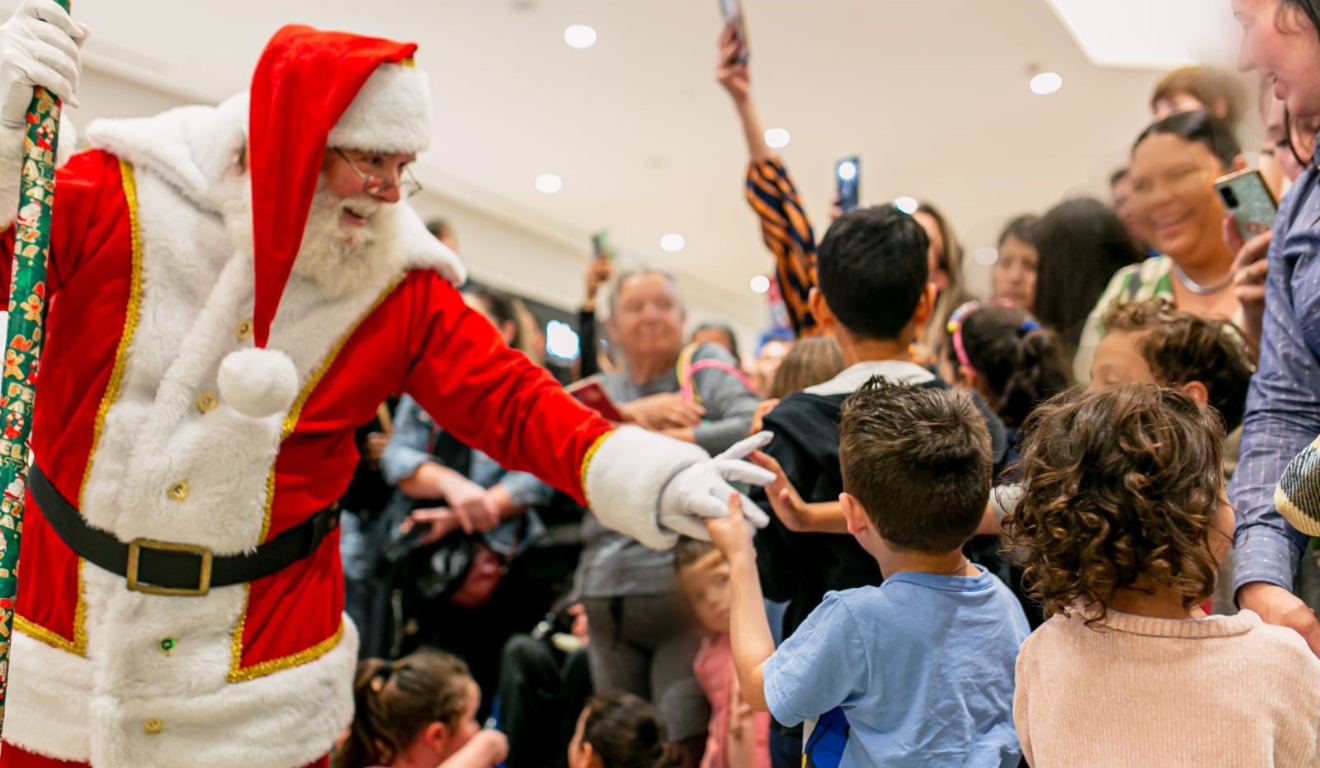 Papai Noel brincando com crianças no Jockey Plaza