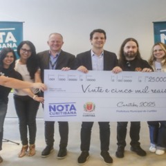 Foto do prefeito de curitiba eduardo pimentel e os ganhadores do 84 sorteio do nota curitibana