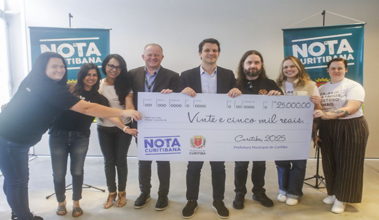 Foto do prefeito de curitiba eduardo pimentel e os ganhadores do 84 sorteio do nota curitibana