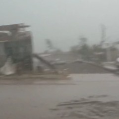 Momento em que tornado atinge Rio Bonito do Iguaçu e destrói casas