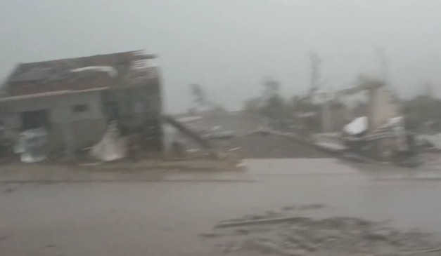 Momento em que tornado atinge Rio Bonito do Iguaçu e destrói casas