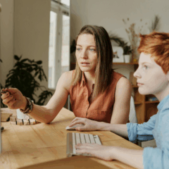 mãe e filho em frente ao computador