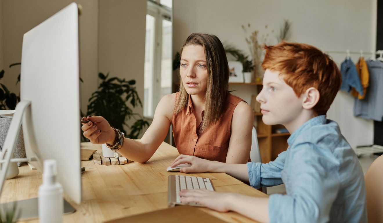 mãe e filho em frente ao computador