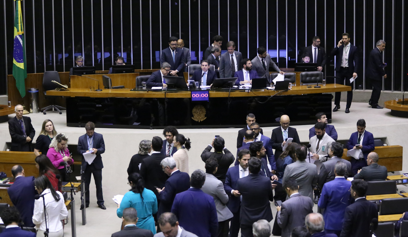 plenário da camara dos deputados com parlamentares