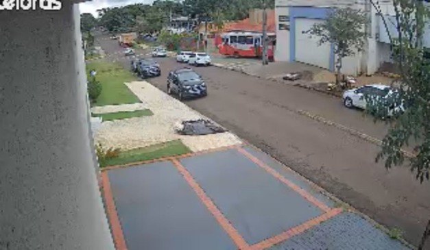 foto mostra momento em que ônibus sofre acidente em toledo