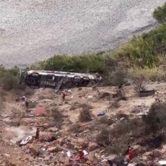Ônibus que capotou em rodovia
