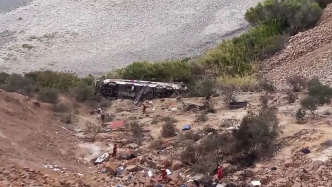 Ônibus que capotou em rodovia