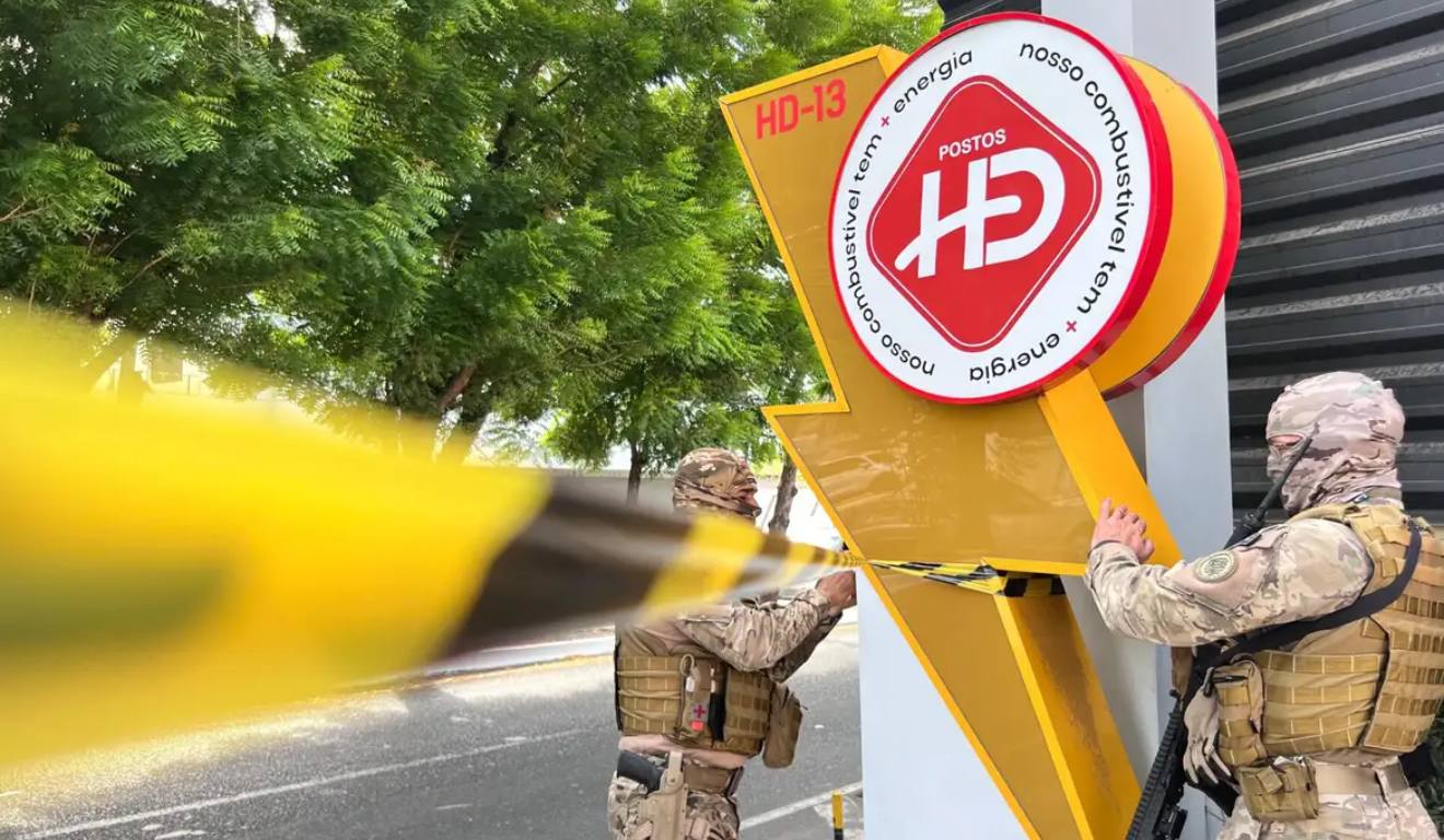 Policiais durante operação do Carbono Oculto