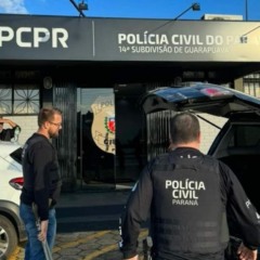 policiais na frente de uma delegacia em Guarapuava