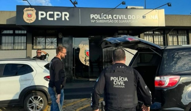 policiais na frente de uma delegacia em Guarapuava