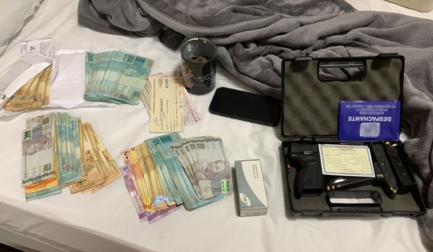 foto de uma das apreensões na operação contra o grupo suspeito de roubo no aeroporto de Londrina