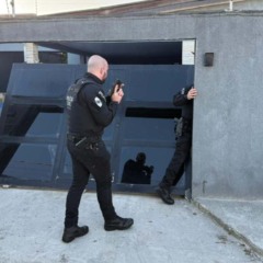 Policiais civis durante operação contra o tráfico de drogas no Paraná