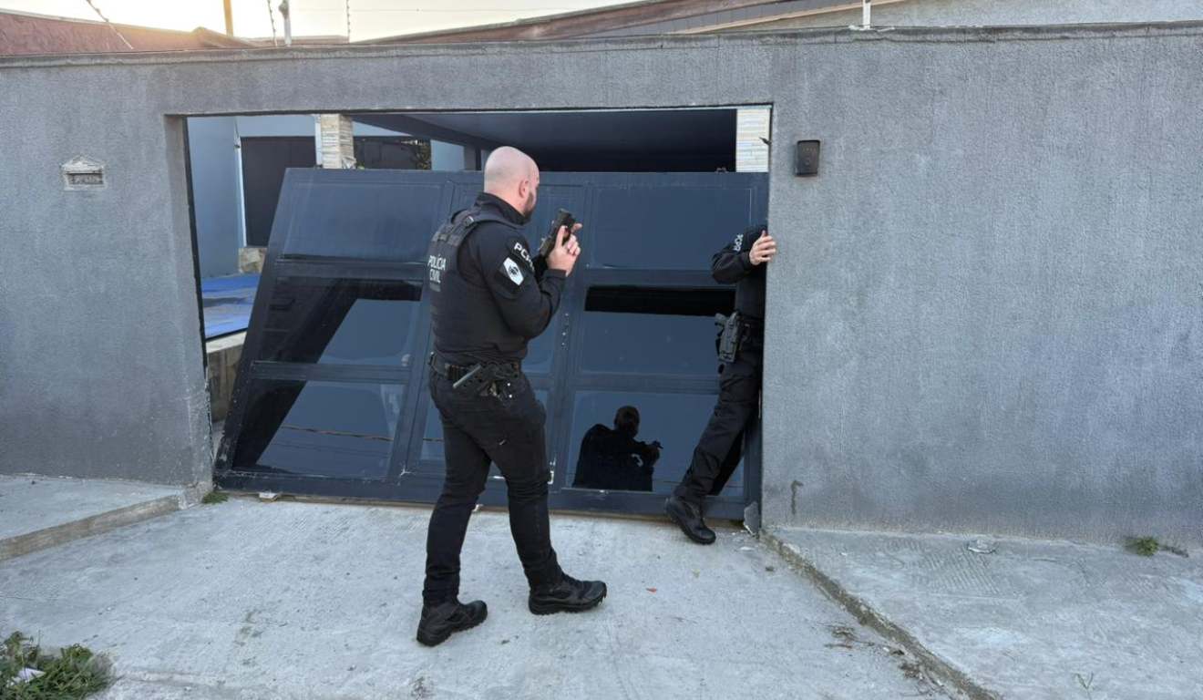 Policiais civis durante operação contra o tráfico de drogas no Paraná