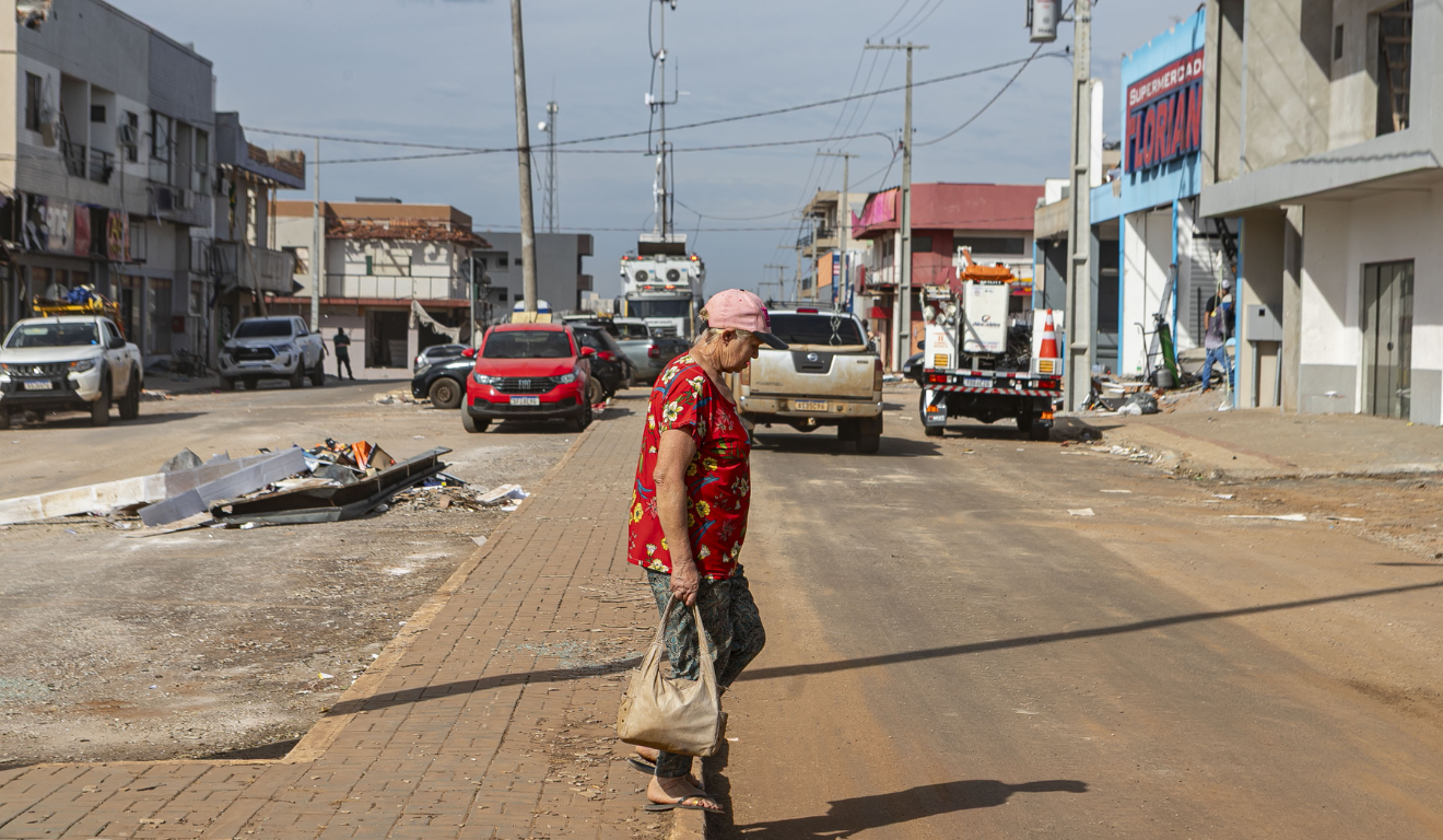 Imagem de morador de Rio Bonito do Iguaçu andando na cidade após o tornado.