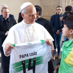 Papa Leão 14 com a camisa do Coxa. (Foto: Arquivo pessoal)