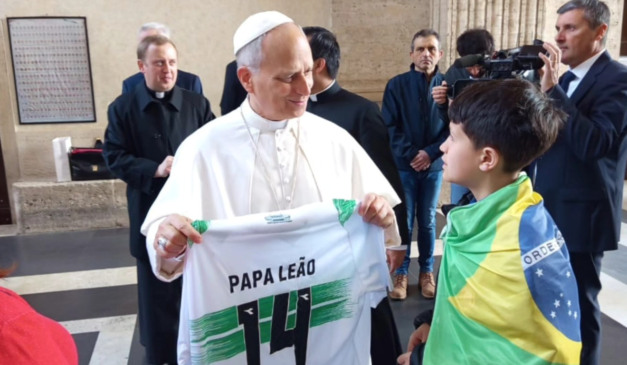 Papa Leão 14 com a camisa do Coxa. (Foto: Arquivo pessoal)