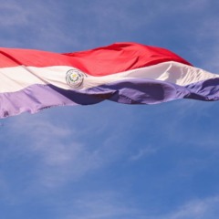 Bandeira do Paraguai tremulando