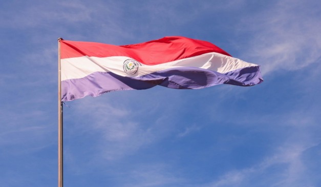 Bandeira do Paraguai tremulando