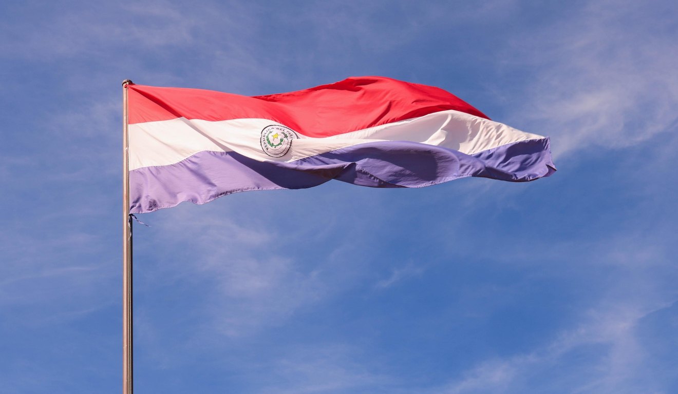 Bandeira do Paraguai tremulando