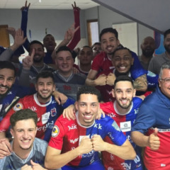 Elenco comemorando o acesso. (Foto: Reprodução/ Paraná Clube)