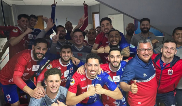 Elenco comemorando o acesso. (Foto: Reprodução/ Paraná Clube)