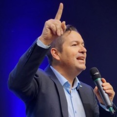 Pastor João Nicolau Gonçalves durante uma pregação na igreja