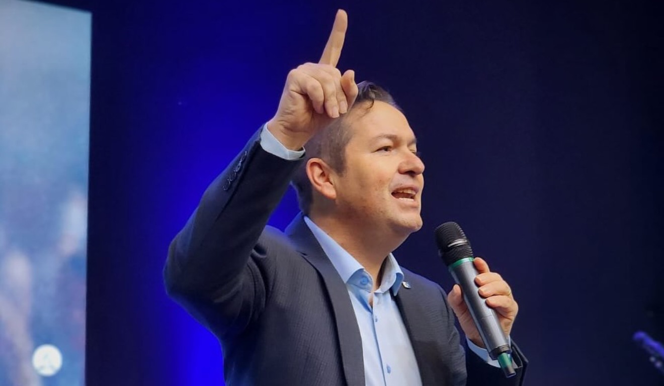 Pastor João Nicolau Gonçalves durante uma pregação na igreja