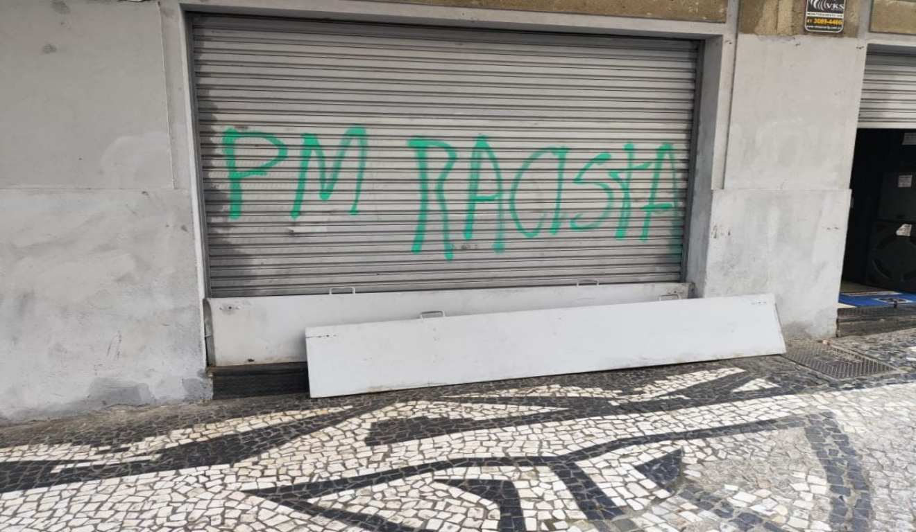 pichação 'pm racista' centro curitiba