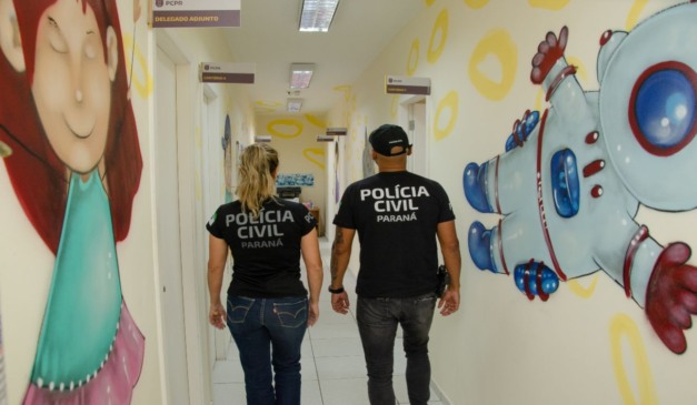 foto mostra agentes da polícia civil do paraná em ambiente escolar infantil