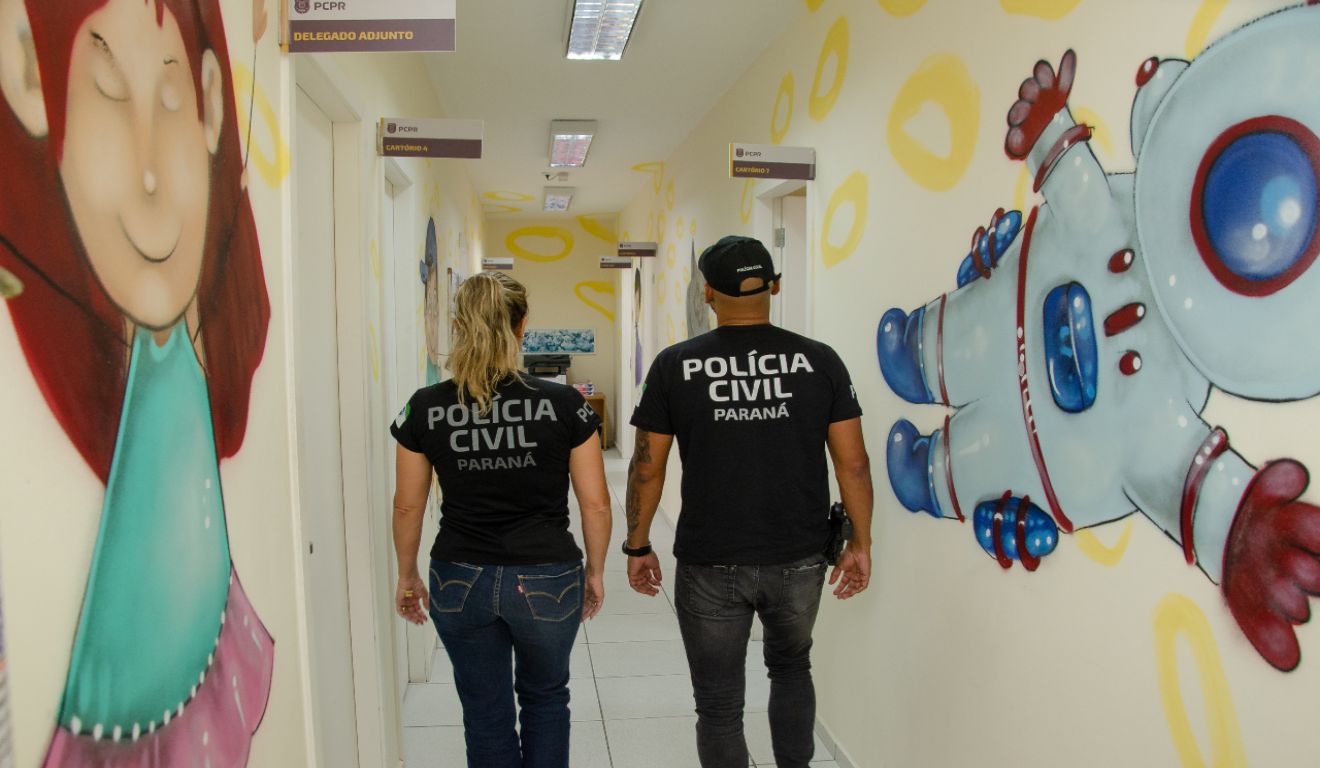 foto mostra agentes da polícia civil do paraná em ambiente escolar infantil