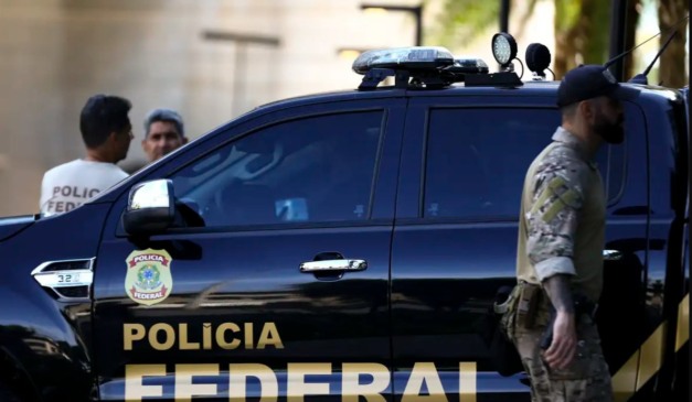 Viatura da Polícia Federal em operação nas ruas.