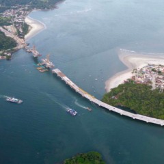 Vista aérea da construção da ponte de Guaratuba, que atingiu 80% de execução no dia 13 de novembro de 2025