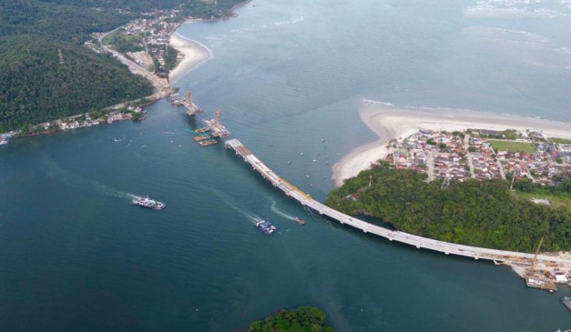 Vista aérea da construção da ponte de Guaratuba, que atingiu 80% de execução no dia 13 de novembro de 2025